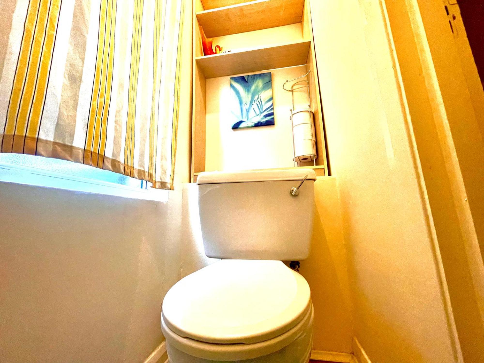 Comfy Double Bedroom With A Private Toilet Habitación en casa particular *